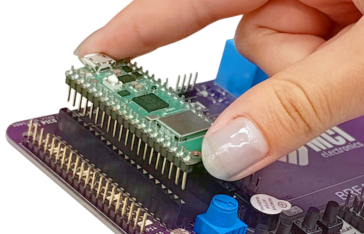 Raspberry Pi Pico siendo conectada a Rpi Pico Breadboard